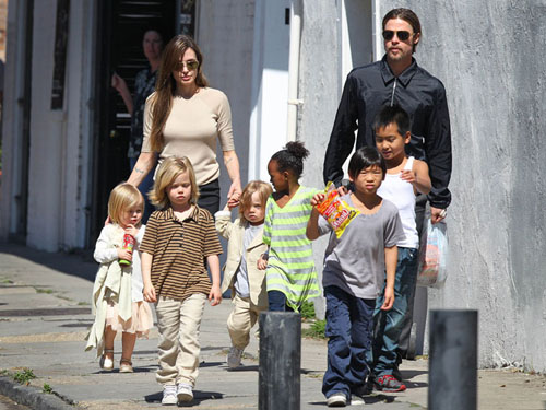 Gia đình Brangelina thảnh thơi dạo phố